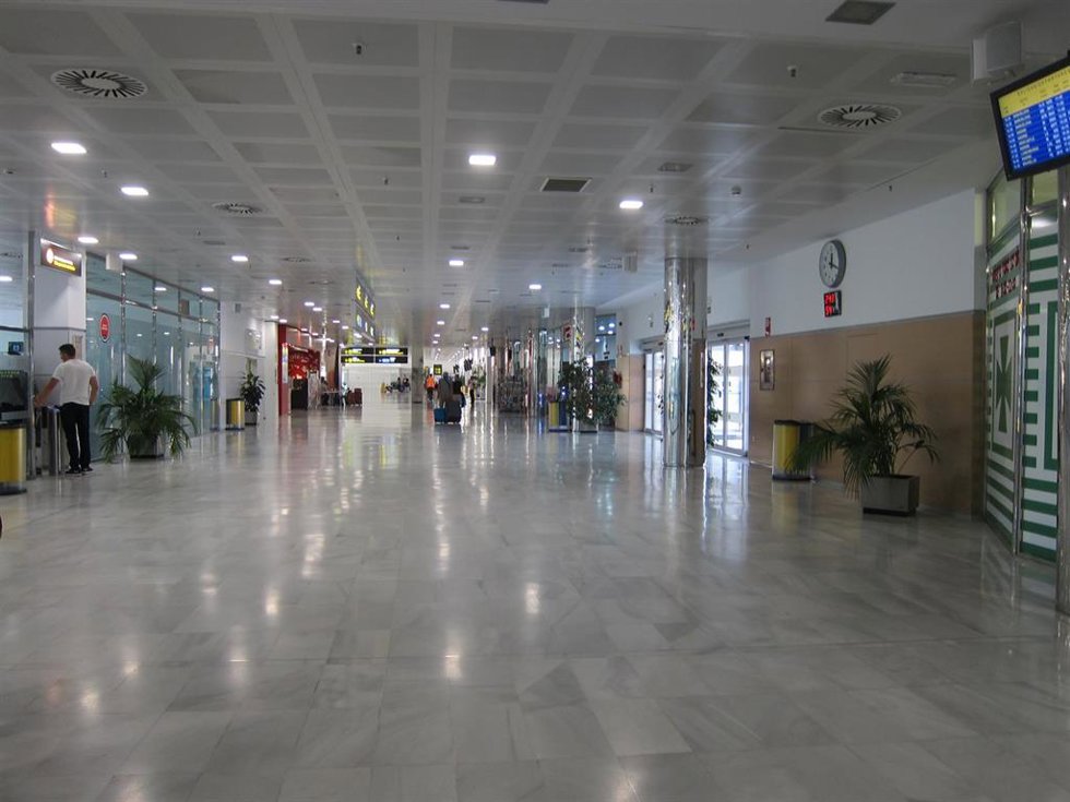 Archivo - Hall del Aeropuerto de Almería en una imagen de archivo. 