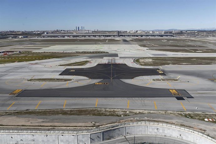 Archivo - Aeropuerto de Barajas, pista de despegue y aterrizaje vistas, vistas del aeropuerto,