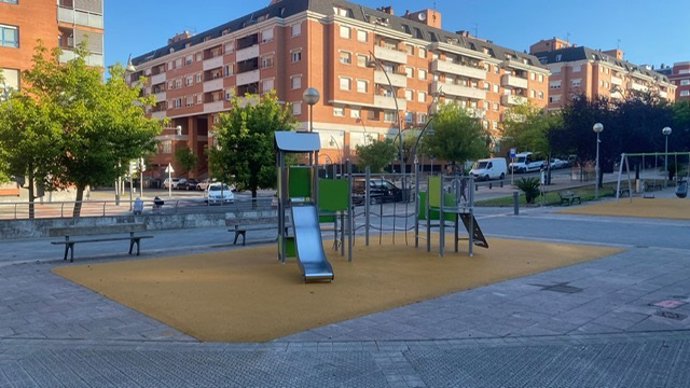 Finalizada la renovación de los juegos infantiles en la confluencia de las calles Travesía Eulalia Abaitua y Avenida Julián Gaiarre, en Txurdinaga.