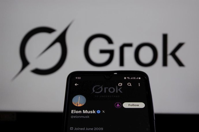 12 de julho de 2025, Indonésia, Bandung: Nesta ilustração fotográfica, o logotipo da Grok é exibido na tela de um smartphone. Grok é um chatbot de inteligência artificial generativa desenvolvido pela xAI. Foto: Algi Febri Sugita/ZUMA Press Wire/dpa