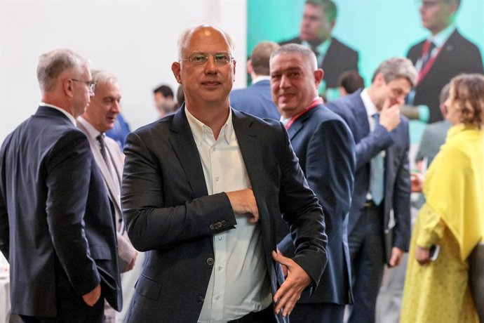 RÚSSIA, SÃO PETERSBURGO - 20 DE JUNHO DE 2025: Kirill Dmitriev (frente), CEO do Fundo Russo de Investimento Direto, participa de um café da manhã de negócios da Sber como parte do 28º Fórum Econômico Internacional de São Petersburgo