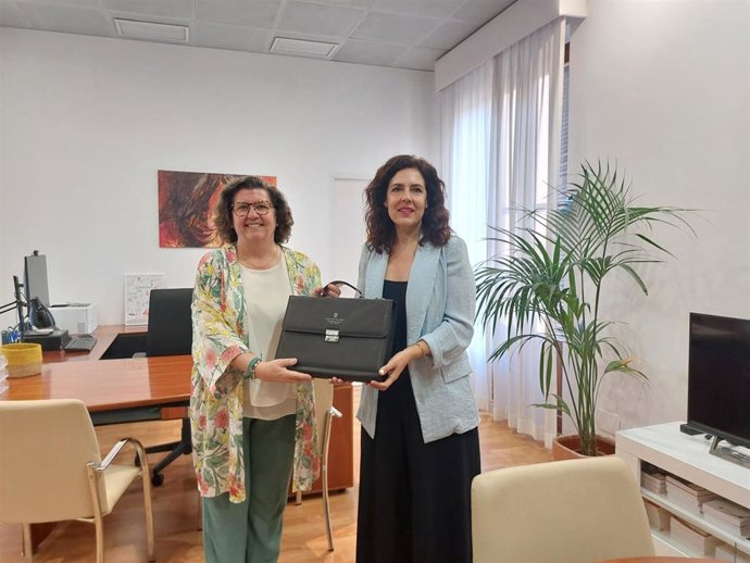La exconsellera de Familias y Asuntos Sociales, Catalina Cirer, traspasa la cartera a Sandra Fernández como nueva consellera de Familias, Bienestar Social y Atención a la Dependencia