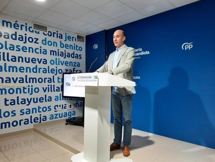 El portavoz del PP de Extremadura, José Ángel Sánchez Juliá, en rueda de prensa