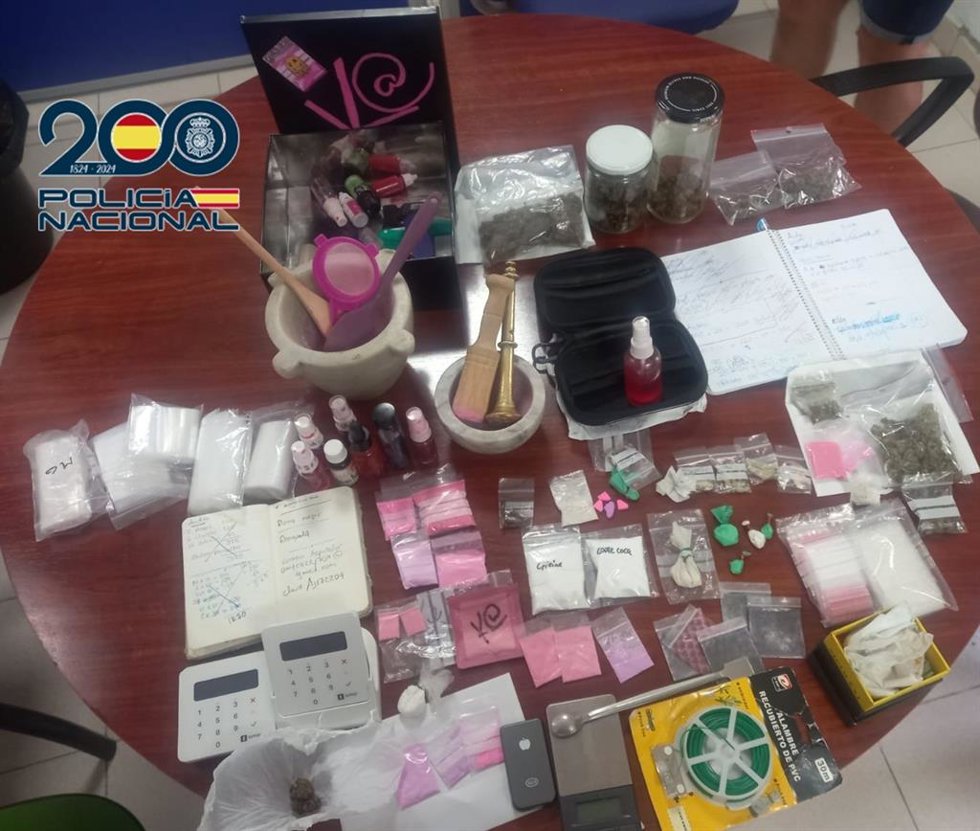 Droga y material intervenido en la operación