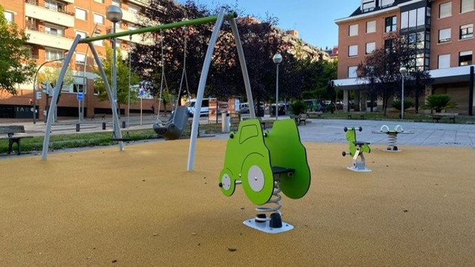 Bilboko Udalak Eulalia Abaitua zeharkalearen eta Julian Gaiarre etorbidearen elkargunean dauden haur jolasak berritu ditu azken asteetan Txurdinagan