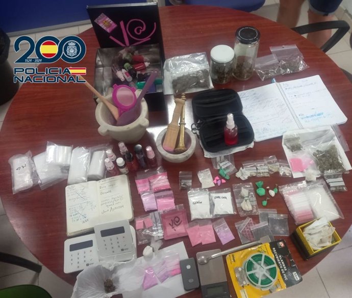 Droga y material intervenido en la operación