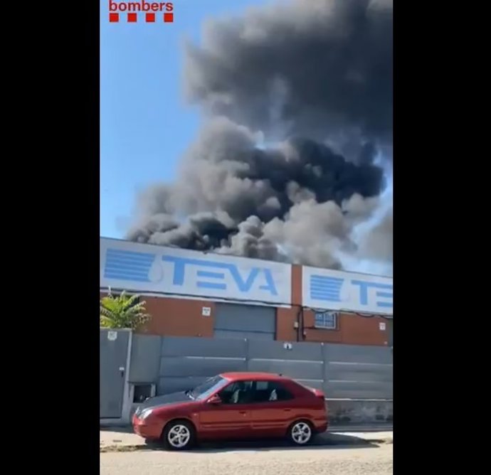Incendi en una nau industrial a Polinyà (Barcelona)