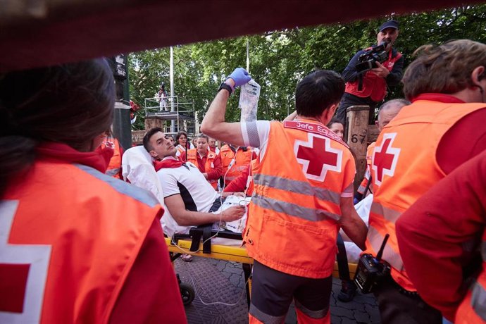 Volutarios de Cruz Roja atienden a un herido en el encierro del pasado 8 de julio.