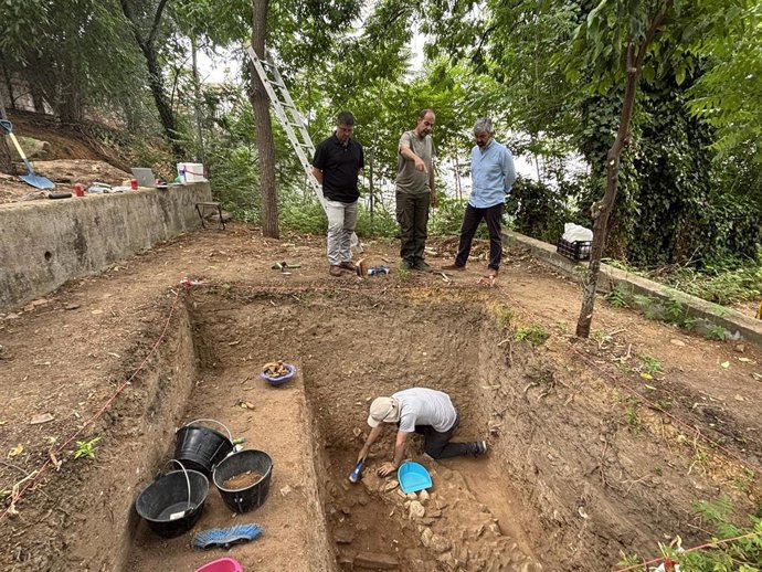 De izquierda a derecha, delegado de cultura Victoriano Cancelo, director arqueólogo de la actividad Jacobo Vázquez y alcalde de Coria del Río, Modesto González.