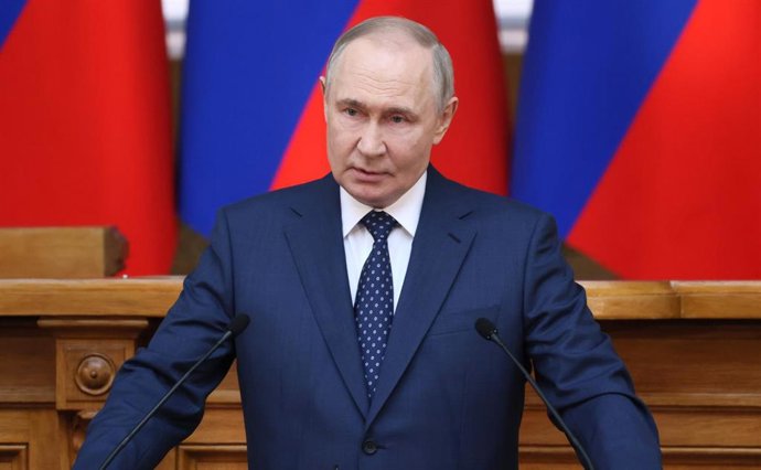 Archivo - El presidente de Rusia, Vladimir Putin, durante un discurso en San Petersburgo (archivo)