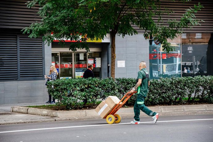 Archivo - Un repartidor. 