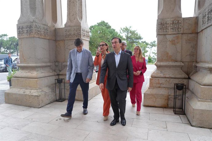 El ministro de Asuntos Exteriores, José Manuel Albares, a su llegada al Palacio de la Magdalena junto a la delegada del Gobierno en Cantabria, Eugenia Gómez de Diego, y al rector de la UIMP, Carlos Andradas, entre otros