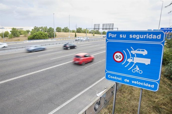 Archivo - Un cartel que indica un radar de prohibición de circular a más de 90 kilómetros por hora en una autovía.