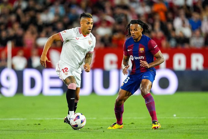 Archivo - Mariano Diaz of Sevilla FC in action during the Spanish league, LaLiga EA Sports, football match played between Sevilla FC and  FC Barcelona at Ramon Sanchez-Pizjuan stadium on May 26, 2024, in Sevilla, Spain.