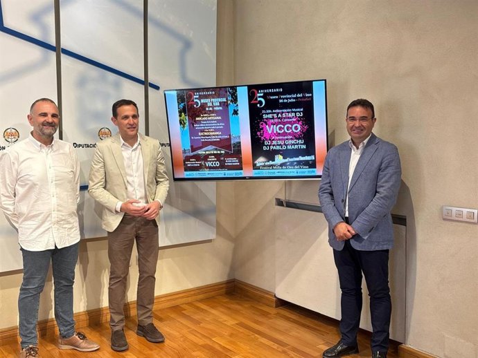 El presidente de la Diputación de Valladolid, Conrado Íscar; el alcalde de Peñafiel, Roberto Díez, y el gerente de Foacal, Félix Sanz.