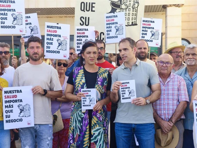 El coordinador de IU Andalucía, Toni Valero, participa en una concentración en defensa de la sanidad pública en Antequera (Málaga).