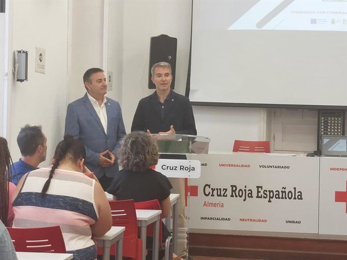 El presidente de Cruz Roja en Almería junto al delegado territorial de Empleo.