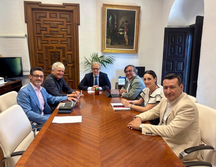 El presidente de la Diputación de Córdoba, Salvador Fuentes (centro), en la reunión con los representantes del IECA.