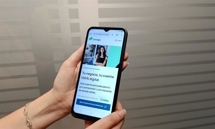 Unicaja lanza una cuenta online sin comisión para autónomos y ofrece hasta un 1% de bonificación por domiciliar recibos.