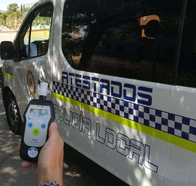 Archivo - Alcoholímetro y un vehículo de la Policía Local de Jaén.