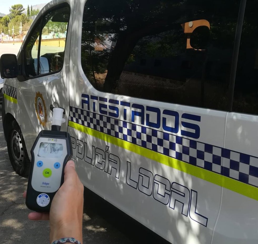 Archivo - Alcoholímetro y un vehículo de la Policía Local de Jaén.