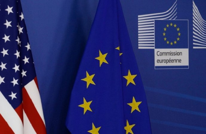 Archivo - Banderas de Estados Unidos y Europa.