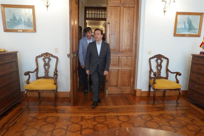 El ministro de Asuntos Exteriores, José Manuel Albares, en el Palacio de la Magdalena junto al rector de la UIMP, Carlos Andradas 