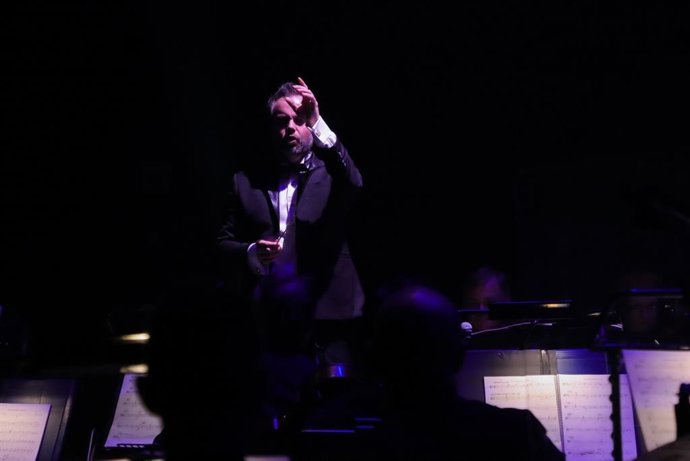 El maestro sevillano Alfonso Casado dirige a la orquesta en una foto de archivo.