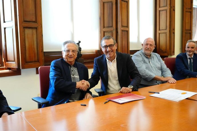 El presidente de Grupo Fuertes, Tomás Fuertes, y el rector, José Luján, durante la firma del acuerdo