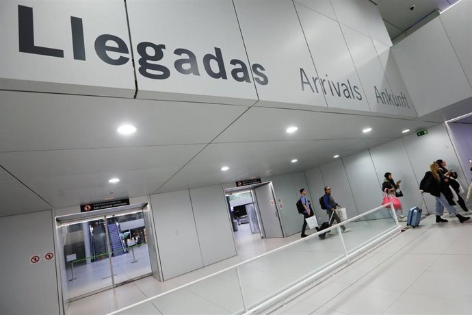 Archivo - Foto de archivo de pasajeros llegando al Aeropuerto Internacional de la Región de Murcia