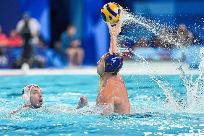 Archivo - Bernat Sanahuja, da Espanha, em ação durante as quartas de final masculinas de polo aquático entre Croácia e Espanha na Paris La Defense Arena durante os Jogos Olímpicos de Paris 2024 em 7 de agosto de 2024 em Paris, França.