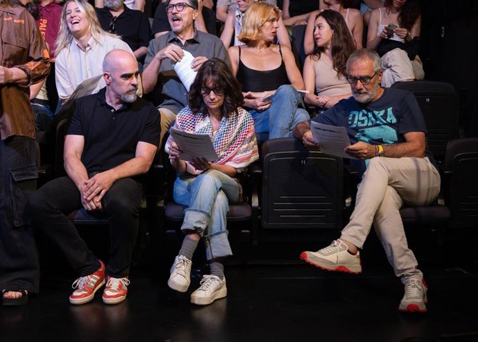 El actor Luis Tosar (i), la actriz María Botto (c), y el guionista y director de cine Javier Fesser (d),  durante la presentación de la la Carta de la Cultura a Pedro Sánchez para pedir el embargo de armas a Israel.