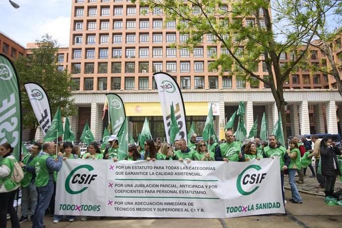 Archivo - Arquivo - Dezenas de pessoas durante uma manifestação em frente à sede do Ministério da Saúde, em 14 de maio de 2025, em Madri (Espanha). A manifestação coincide com uma reunião entre o Ministério da Saúde e os sindicatos para negociar o plano d