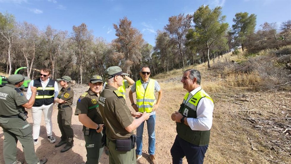 El consejero de Medio Ambiente, Universidades, Investigación y Mar Menor, Juan María Vázquez, visita la zona de El Valle, una de las más afectadas por la sequía