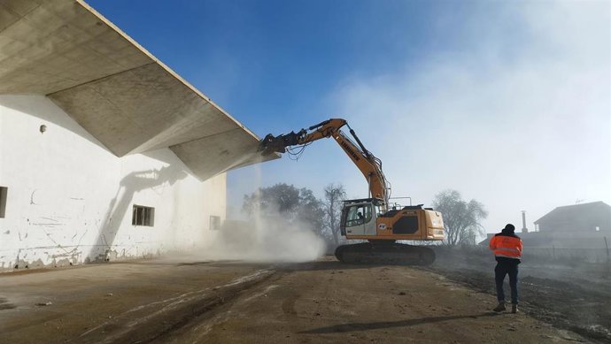 Imagen de archivo de la demolición de la nave, cuyo solar está pendiente de segregación y venta