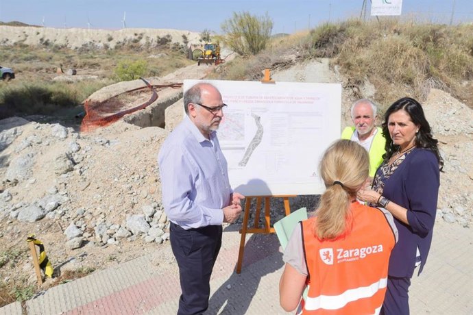 El consejero de Participación Ciudadana y Régimen Interior, Alfonso Mendoza, y la concejal delegada de Barrios Rurales, Paloma Espinosa, en la visita a las obras de la tubería que llevará agua a Torrecilla de Valmadrid