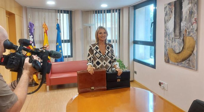 La consellera de Trabajo, Función Pública y Diálogo Social, Catalina Cabrer, durante el traspaso de carteras.