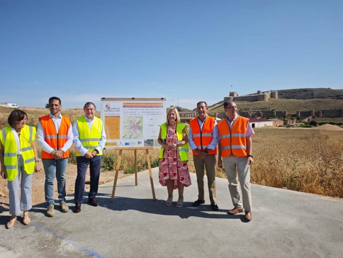 Miembros de la Junta y responsables municipales visitan las obras de las travesías.