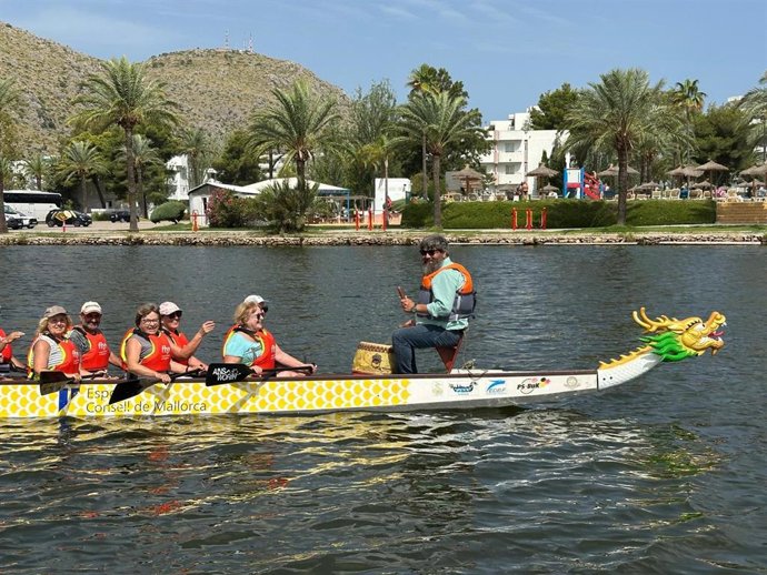 Bestard estrena la actividad de bote dragón del programa 'Viu en gran!' del Consell con un grupo de personas mayores