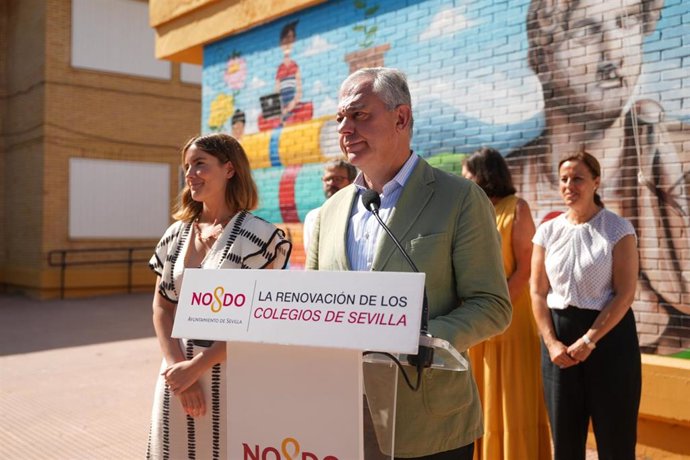 El alcalde de Sevilla, junto a la delegada municipal de Educación, anuncia obras y actuaciones importantes en más de colegios públicos desde este verano.