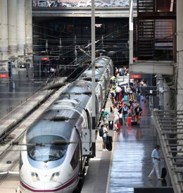 Pasajeros durante la primera operación salida del verano 2025, en la estación Puerta de Atocha - Almudena Grandes