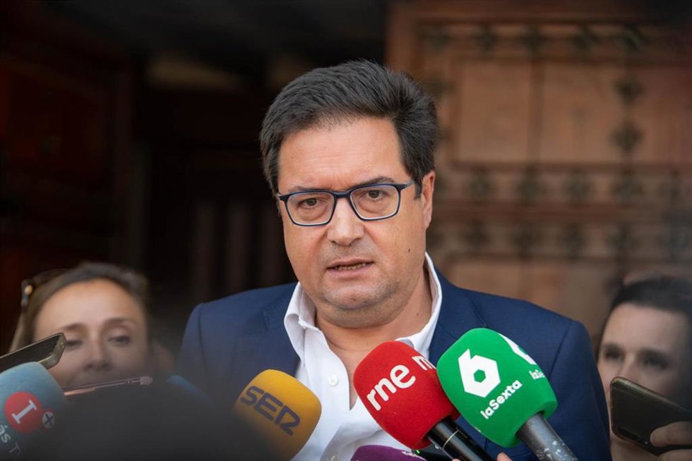 El ministro para la Transformación Digital y de la Función Pública, Óscar López, ofrece declaraciones a los medios durante su visita al Corral de Comedias, a 10 de julio de 2025, en Almagro, Ciudad Real.