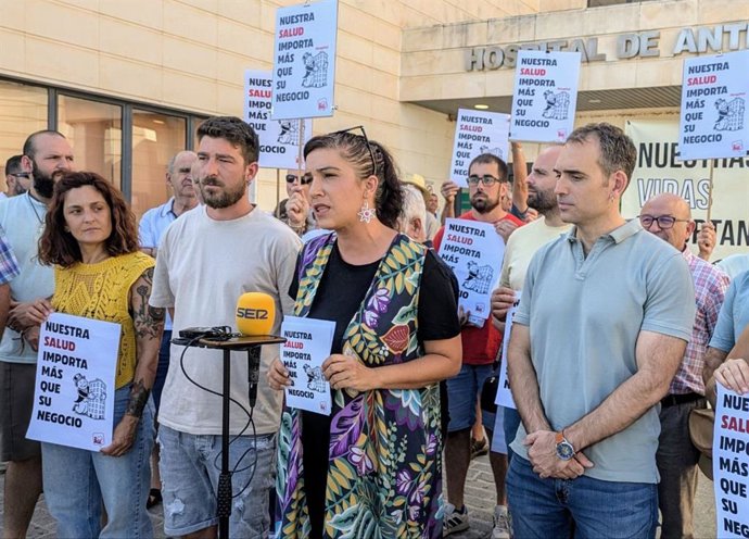 El coordinador general de Izquierda Unida Andalucía y diputado en el Congreso, Toni Valero, y la coordinadora provincial de IU, Toni Morillas,en una concentración en defensa de una sanidad pública de calidad