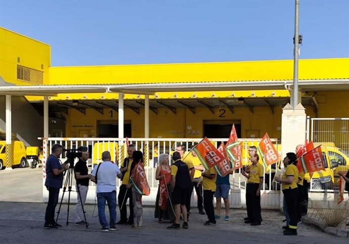 Concentración ante el centro de trabajo de Correos en Jaén capital