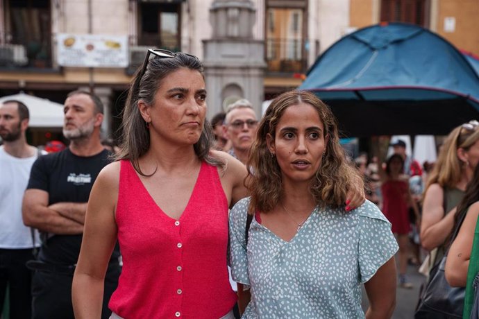 Archivo - La portavoz de Más Madrid en la Asamblea, Manuela Bergerot (i), y la diputada de Sumar Tesh Sidi (d) durante una concentración para exigir la liberación de los activistas de la ‘Flotilla de la Libertad’, frente al Ministerio de Asuntos Exteriore