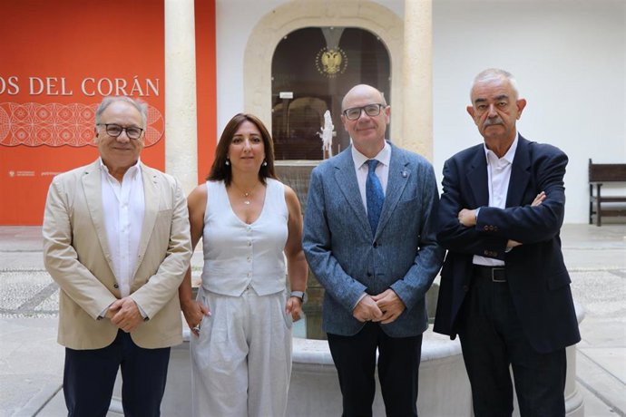 Los coordinadores del V Centenario de la UGR, Rafael López Guzmán, y Francisco Sánchez-Montes González, a la izquierda y la derecha en la imagen, con el rector, Pedro Mercado, y la vicerrectora de Extensión Universitaria, Marga Sánchez Romero