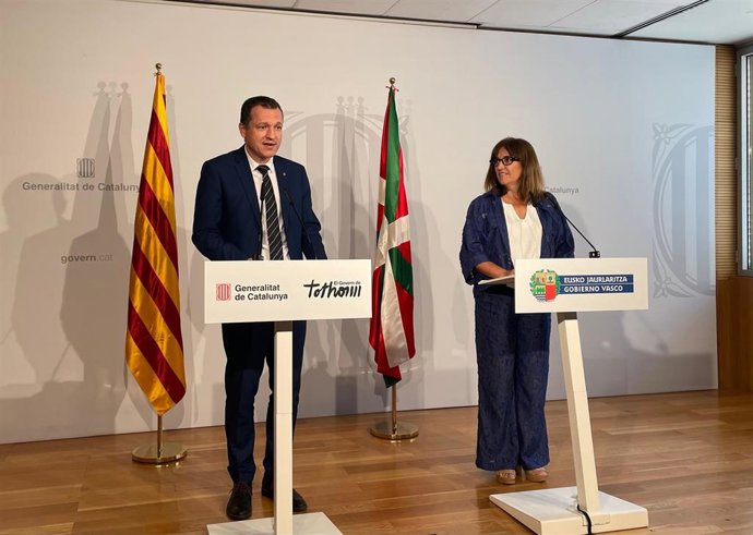 El conseller de Agricultura, Ganadería, Pesca y Alimentación de la Generalitat, Òscar Ordeig, y la consellera de Alimentación, Desarrollo Rural, Agricultura y Pesca del gobierno vasco, Amaia Barredo, en rueda de prensa
