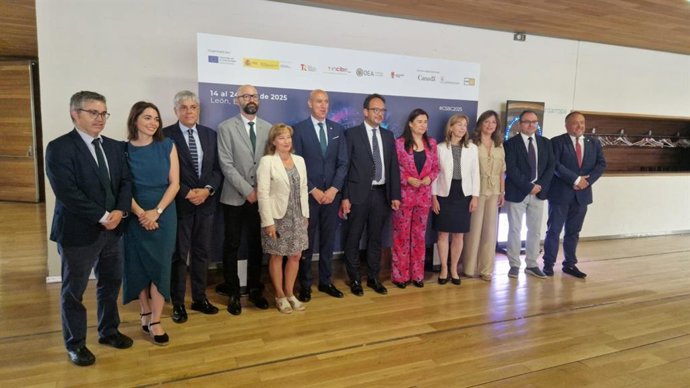 El BootCamp 2025 comienza en León con la presencia del secretario de Estado de Telecomunicaciones e Infraestructuras Digitales, Antonio Hernando y la secretaria ejecutiva del Comité Interamericano contra el Terrorismo (CICTE) de los OEA, Alison August.