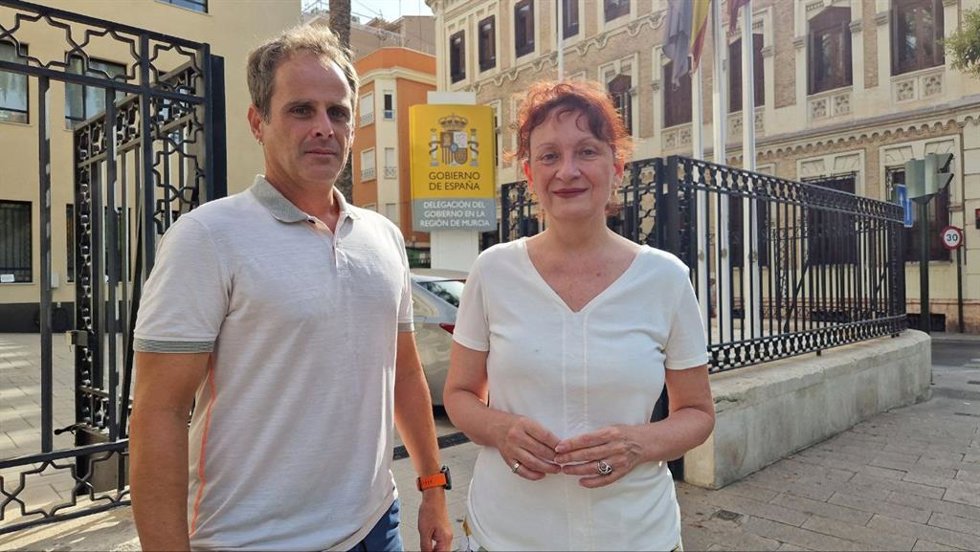 La diputada regional de Podemos, María Marín, acompañada de Ángel I. Hernández, en la puerta de la Delegación del Gobierno