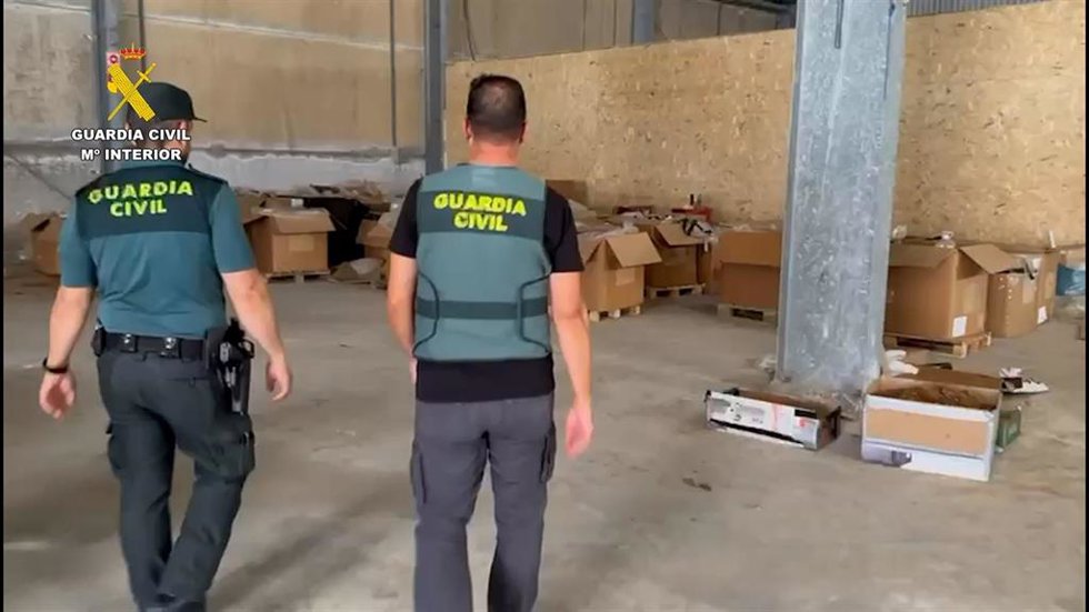 Agentes de la Guardia Civil en la nave donde se ha encontrado el tabaco picado.